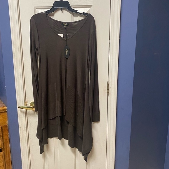 Cupio
Long Sleeve Exaggerated High Low Sweater light weight v-neck soft tunic - Picture 6 of 8